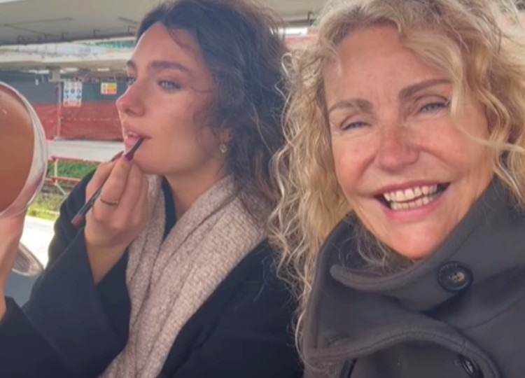 Licia Colò mostra la grande somiglianza con la figlia Liala Licia Colò mostra la grande somiglianza con la figlia Liala