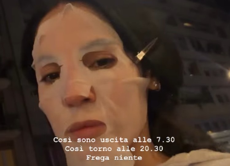 Giulia De Lellis gira per Milano con la maschera per il viso