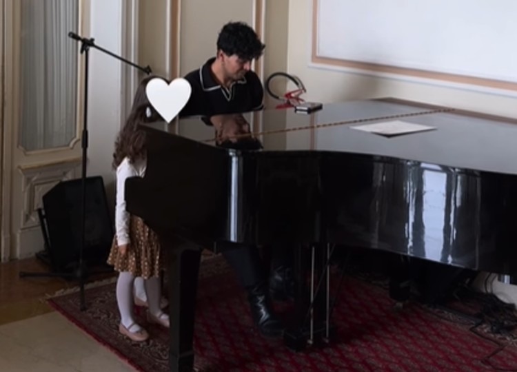 Il dolcissimo video di Stash che suona con le figlie Imagine e Grace