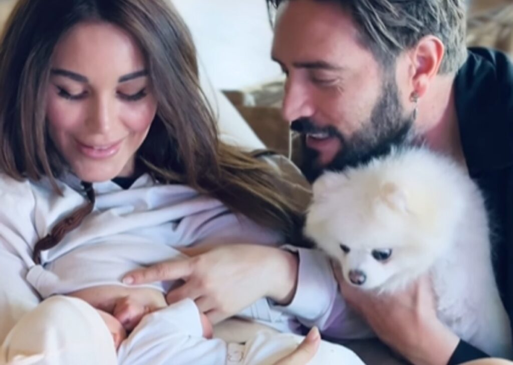 Delia Duran e Alex Belli nella loro ‘factory’ col figlio Gabriel: la 37enne allatta dolcemente il neonato, guarda