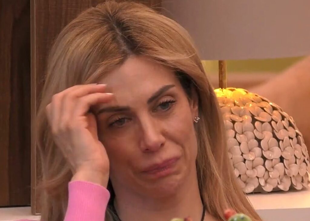 ''Sono qui per i soldi'': Paola Caruso tra le lacrime rivela il motivo per cui ha detto di sì al GF Vip