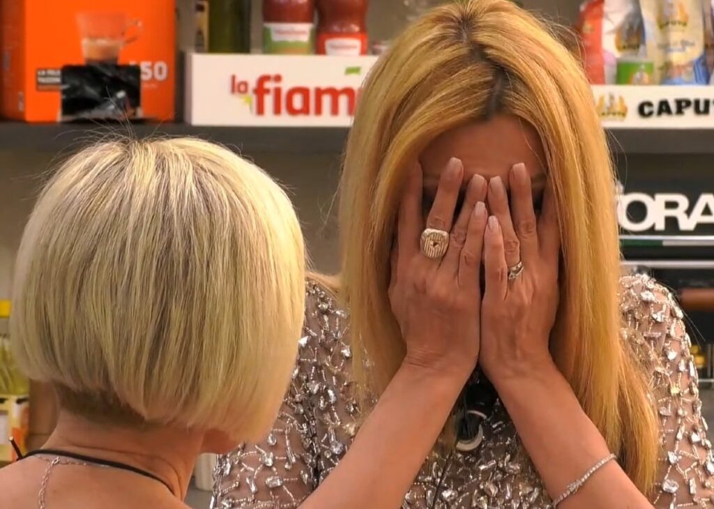 ''Magari non sono una grande amica'': Adriana Volpe crolla al GF Vip dopo il duro confronto con la Elia, l’abbraccio tra le due