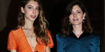 Vittoria Puccini e la figlia 19enne Elena insieme e bellissime alla sfilata evento di Valentino a Roma: foto