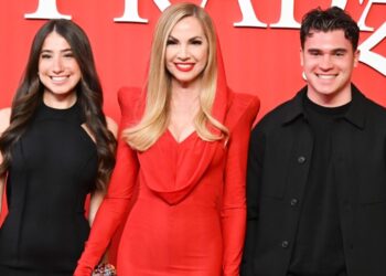 Federica Panicucci con i due figli Sofia e Mattia sul red carpet della prima de ''Il Diavolo veste Prada 2'' a Milano, guarda