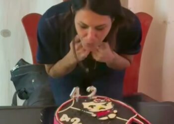 Pamela Camassa festeggia 42 anni con una speciale torta a tema