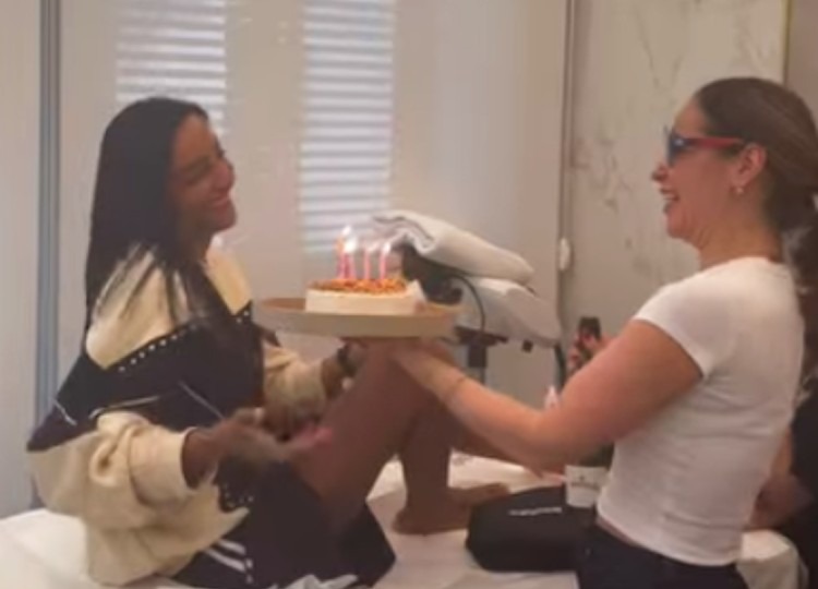 Torta a sorpresa per Juliana Moreira dall'estetista di fiducia