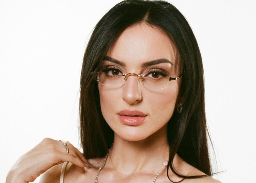 ''Non sono più la caricatura con occhialoni e frangetta'': Arisa, snella e sensuale, si riappropria della sua femminilità ''Non sono più la caricatura con occhialoni e frangetta'': Arisa, snella e sensuale, si riappropria della sua femminilità