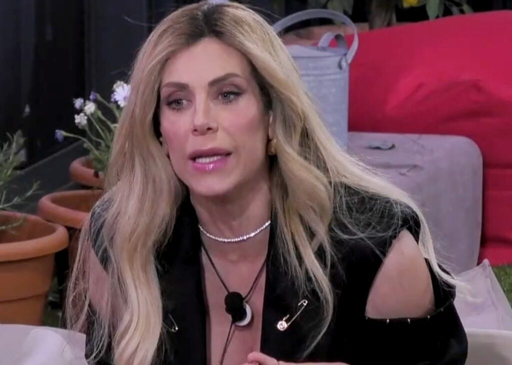 ''La porto in tribunale'': Paola Caruso contro Antonella Elia, prima finalista del GF Vip eletta dal pubblico