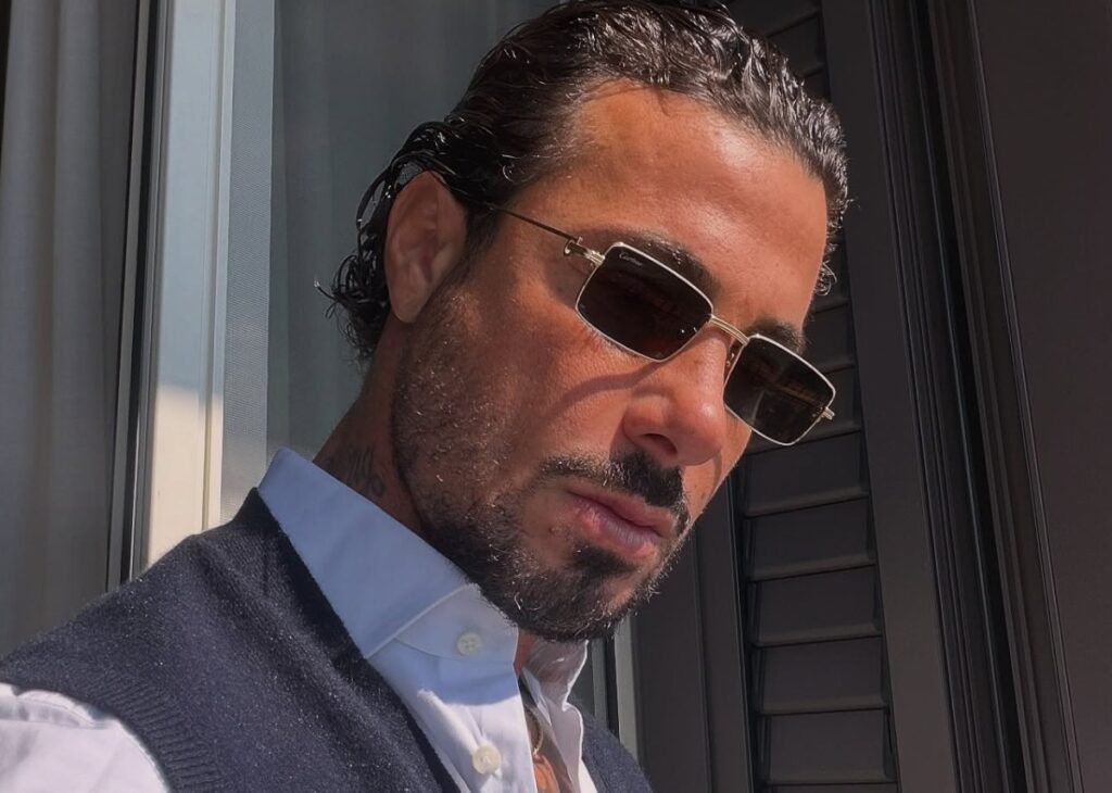 ''Trasformato in un tronista di Uomini e Donne'': Armando Izzo, ex di Raffaella Fico, sbotta dopo il mazzo di rose arrivato all’ex moglie