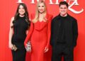 Federica Panicucci con i due figli Sofia e Mattia sul red carpet della prima de ''Il Diavolo veste Prada 2'' a Milano, guarda Federica Panicucci con i due figli Sofia e Mattia sul red carpet della prima de ''Il Diavolo veste Prada 2'' a Milano, guarda