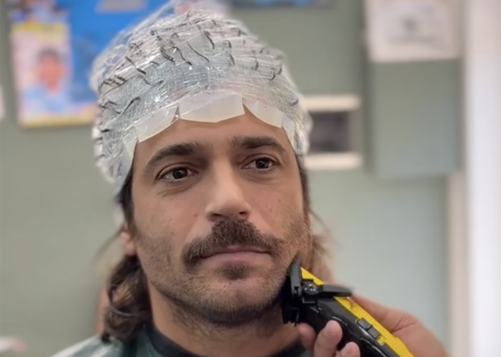 ''Come si diventa un personaggio'': Can Yaman taglia la barba, le immagini del cambio look le pubblica sul social, guarda