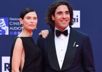 Bianca Balti e il fidanzato Alessandro Cutrera innamoratissimi ai David di Donatello: primo red carpet mano nella mano, foto