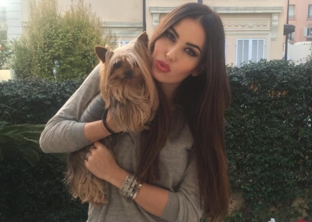 Elisabetta Gregoraci ricorda commossa la sua cagnolina 'Diva' Elisabetta Gregoraci ricorda commossa la sua cagnolina 'Diva'