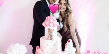 Anna Tatangelo e Giacomo Buttaroni hanno battezzato la figlia Beatrice: festa romantica tra rose, dolci e palloncini, foto