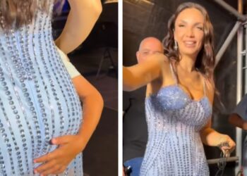 Elettra Lamborghini e la foto con il piccolo fan che apprezza il suo lato b