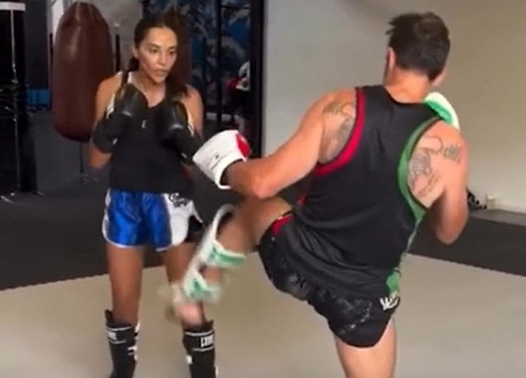 Edoardo Stoppa e Juliana Moreira si prendono a calci durante l'allenamento Edoardo Stoppa e Juliana Moreira si prendono a calci durante l'allenamento