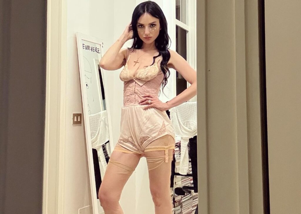 ''L’Ozempic ci sta rovinando'': le nuove foto di Arisa in lingerie dopo il forte dimagrimento scatenano un polverone ''L’Ozempic ci sta rovinando'': le nuove foto di Arisa in lingerie dopo il forte dimagrimento scatenano un polverone