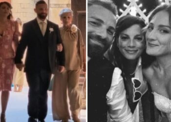 Emma Marrone alle nozze del fratello Francesco: è lei ad accompagnarlo insieme alla mamma all’altare, guarda