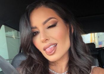 ''Io lo uso'': Elisabetta Gregoraci ammette di ritoccare le foto pubblicate sui social e ne spiega il motivo