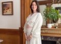 Anne Hathaway a 43 anni è incinta del terzo figlio: l’annuncio a sorpresa col pancione 