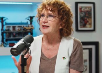 ''Tra noi due il vecchio è lui'': Fiorella Mannoia non fa sconti al marito Carlo Di Francesco, più giovane di lei di ben 26 anni ''Tra noi due il vecchio è lui'': Fiorella Mannoia non fa sconti al marito Carlo Di Francesco, più giovane di lei di ben 26 anni